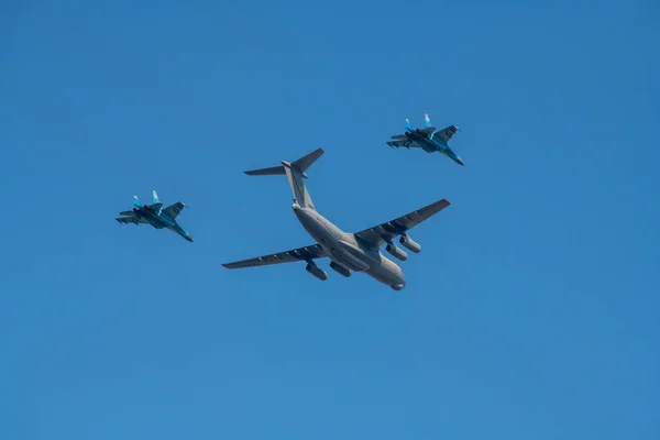 ウクライナの独立の30年の機会にパレード中にキエフの下で青い空を飛んでいるウクライナ軍の2つのSu 27戦闘機とIl 76航空機 8月2021 — ストック写真