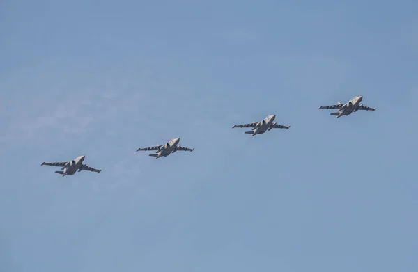 Группа Самолетов Летающих Голубом Небе Киевом Время Парада Случаю Летия — стоковое фото