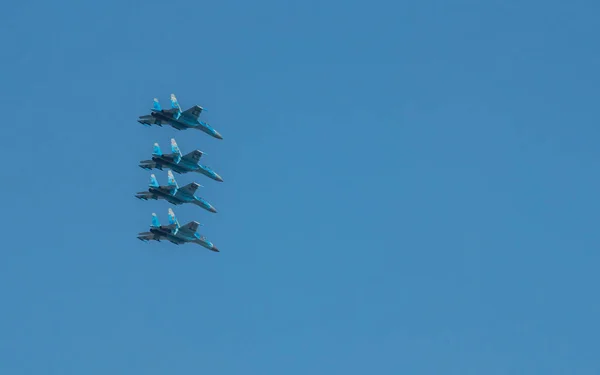 Grupo Aeronaves Que Vuelan Cielo Azul Bajo Kiev Durante Desfile —  Fotos de Stock