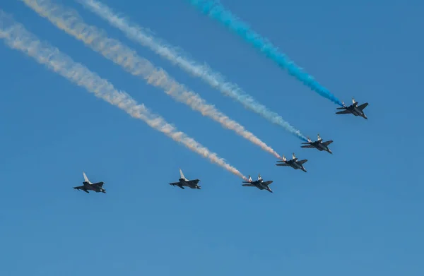 Grupo Aeronaves Que Vuelan Cielo Azul Bajo Kiev Durante Desfile —  Fotos de Stock