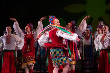 Virsky, Ulusal Akademik Opera ve Bale Tiyatrosu, Kiev, Ukrayna 'nın önde gelen kültür ve sanat kadrolarının Ulusal Akademi' nin ikinci raporlama konserinde bir araya geldi.