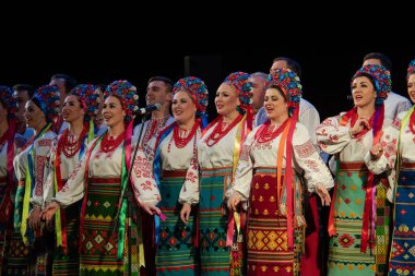 Virsky, Ulusal Akademik Opera ve Bale Tiyatrosu, Kiev, Ukrayna 'nın önde gelen kültür ve sanat kadrolarının Ulusal Akademi' nin ikinci raporlama konserinde bir araya geldi.