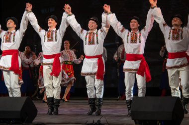 Virsky, Ulusal Akademik Opera ve Bale Tiyatrosu, Kiev, Ukrayna 'nın önde gelen kültür ve sanat kadrolarının Ulusal Akademi' nin ikinci raporlama konserinde bir araya geldi.