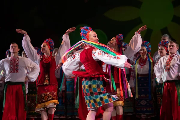 Virsky, Ulusal Akademik Opera ve Bale Tiyatrosu, Kiev, Ukrayna 'nın önde gelen kültür ve sanat kadrolarının Ulusal Akademi' nin ikinci raporlama konserinde bir araya geldi.