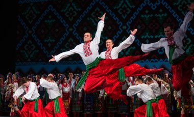 Virsky, Ulusal Akademik Opera ve Bale Tiyatrosu, Kiev, Ukrayna 'nın önde gelen kültür ve sanat kadrolarının Ulusal Akademi' nin ikinci raporlama konserinde bir araya geldi.