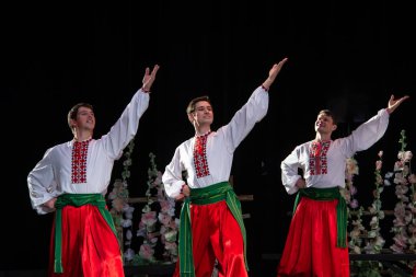 Virsky, Ulusal Akademik Opera ve Bale Tiyatrosu, Kiev, Ukrayna 'nın önde gelen kültür ve sanat kadrolarının Ulusal Akademi' nin ikinci raporlama konserinde bir araya geldi.