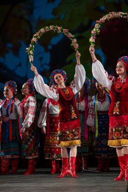 Virsky, Ulusal Akademik Opera ve Bale Tiyatrosu, Kiev, Ukrayna 'nın önde gelen kültür ve sanat kadrolarının Ulusal Akademi' nin ikinci raporlama konserinde bir araya geldi.
