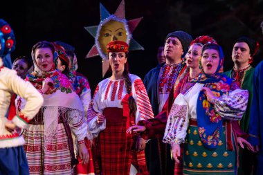 Virsky, Ulusal Akademik Opera ve Bale Tiyatrosu, Kiev, Ukrayna 'nın önde gelen kültür ve sanat kadrolarının Ulusal Akademi' nin ikinci raporlama konserinde bir araya geldi.