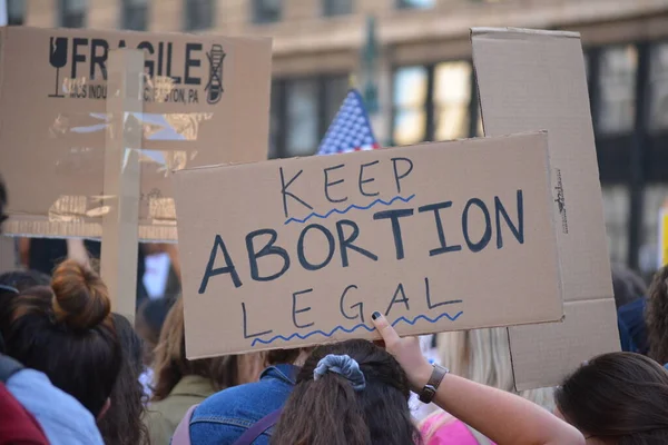 New York 'ta Kürtaj Haklarını protesto eden bir imza..