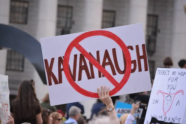 New York 'ta düzenlenen Pro Choice mitinginde Yüksek Mahkeme Yargıcı Brett Kavanaugh aleyhinde imza atın..