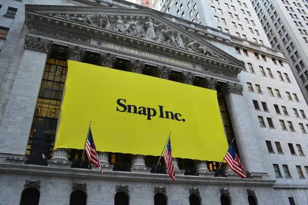 ソーシャルメディアサイトSnapchatのIpoを祝うニューヨーク証券取引所ビルのバナー — ストック写真