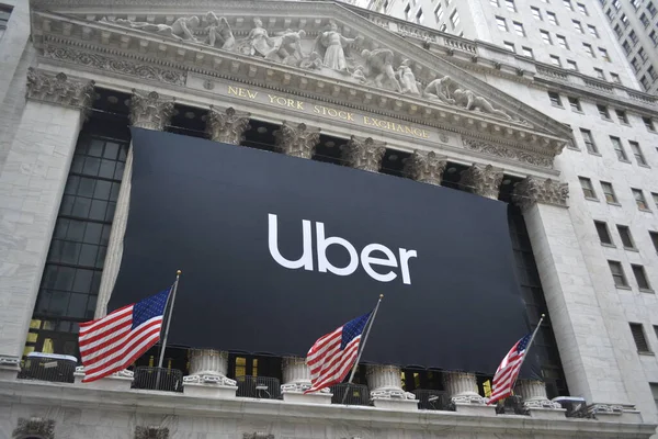 会社を祝うニューヨーク証券取引所ビルのUberバナー Ipo — ストック写真