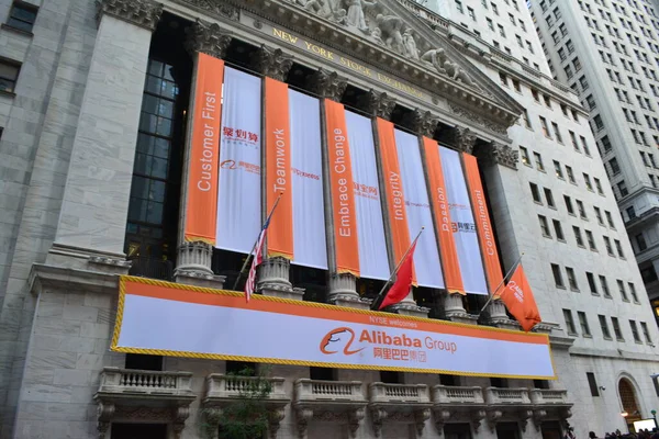 コマースサイトのIpoを祝うニューヨーク証券取引所ビルのバナーアリババ — ストック写真