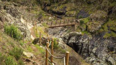 San Pedro 'daki balıkçıların güzergahındaki asma köprü. Avila, Kastilya ve Leon.