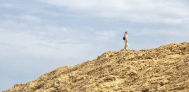 Cartagena, Murcia, İspanya - 14 Nisan 2022: Sahil manzaralı bir kadın