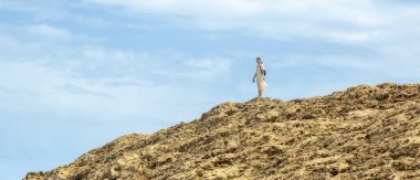 Cartagena, Murcia, İspanya - 14 Nisan 2022: Sahil manzaralı bir kadın