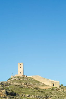 Cuenca 'nın Alarcon kasabasındaki ortaçağ kalesi. Castilla la la Mancha 'da tahkimat