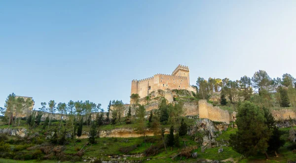 Cuenca 'nın Alarcon kasabasındaki ortaçağ kalesi. Castilla la la Mancha 'da tahkimat