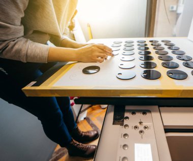 Plastik boş, siyah numaralı gardırop. Büyük biçim Flatbed UV yazıcısı