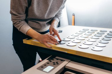 Plastik boş, siyah numaralı gardırop. Büyük biçim Flatbed UV yazıcısı