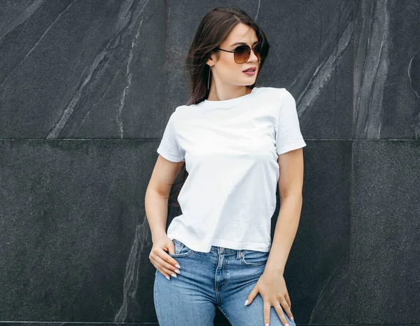 Menina Morena Elegante Vestindo Camiseta Branca Jeans Azuis Óculos Sol — Fotografia de Stock