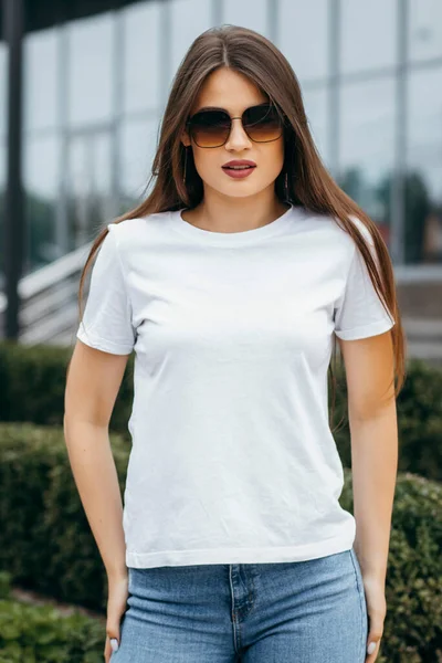 Elegante Chica Morena Con Camiseta Negra Gafas Sol Contra: de stock © Andrew_shots #569237480 Depositphotos