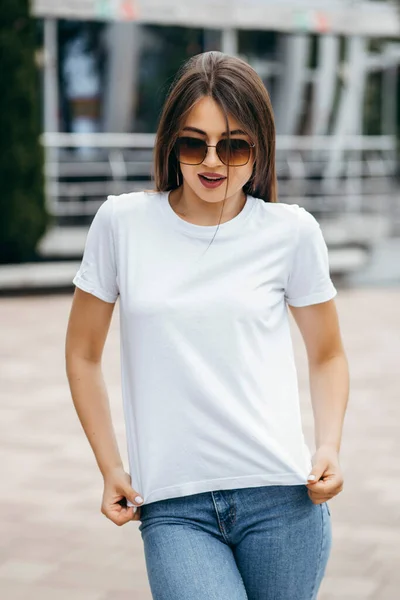 Menina Morena Elegante Vestindo Camiseta Branca Jeans Azuis Óculos Sol — Fotografia de Stock