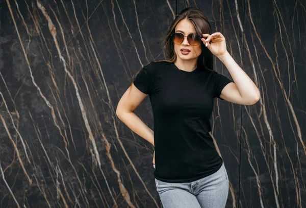 Siyah Tişörtlü Güneş Gözlüklü Şık Esmer Kız Sokakta Poz Veriyor — Stok fotoğraf