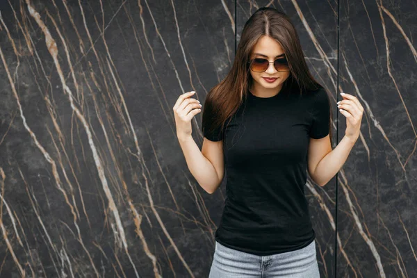 Elegante Chica Morena Con Camiseta Negra Gafas Sol Posando Contra — Foto de Stock