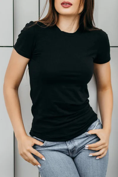 Menina Morena Elegante Vestindo Camiseta Preta Posando Contra Rua Estilo — Fotografia de Stock