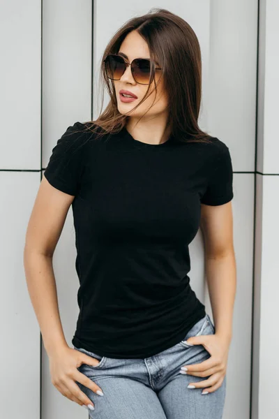 Siyah Tişörtlü Güneş Gözlüklü Şık Esmer Kız Sokakta Poz Veriyor — Stok fotoğraf