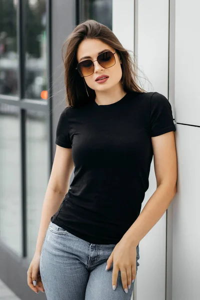 Stilvolles Brünettes Mädchen Mit Schwarzem Shirt Und Sonnenbrille Posiert Gegen — Stockfoto