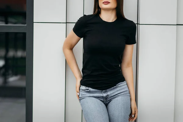 Elegante Chica Morena Con Camiseta Negra Posando Contra Calle Estilo — Foto de Stock