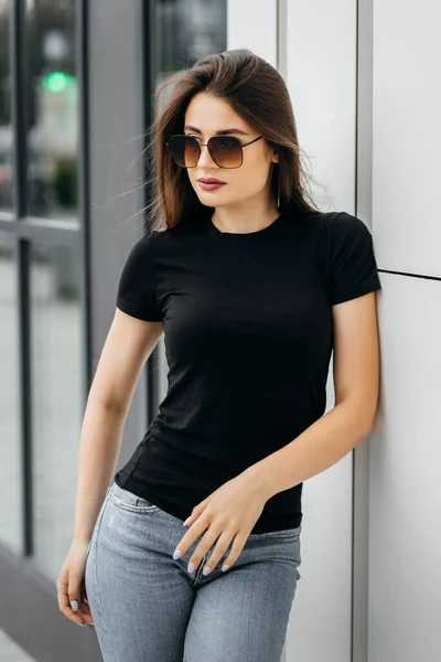 Stilvolles Brünettes Mädchen Mit Schwarzem Shirt Und Sonnenbrille Posiert Gegen — Stockfoto