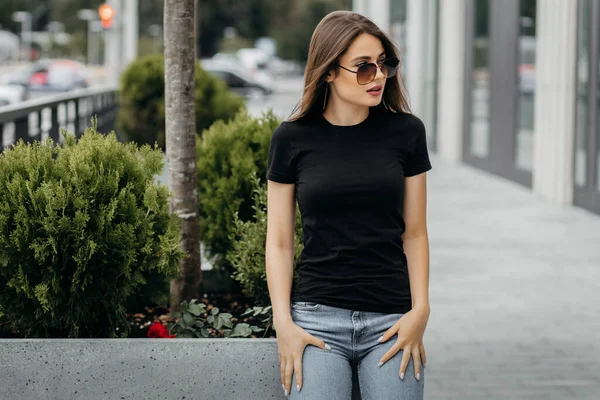 Stylowa Brunetka Dziewczyna Nosi Czarny Shirt Okulary Przeciwsłoneczne Pozowanie Ulicy — Zdjęcie stockowe