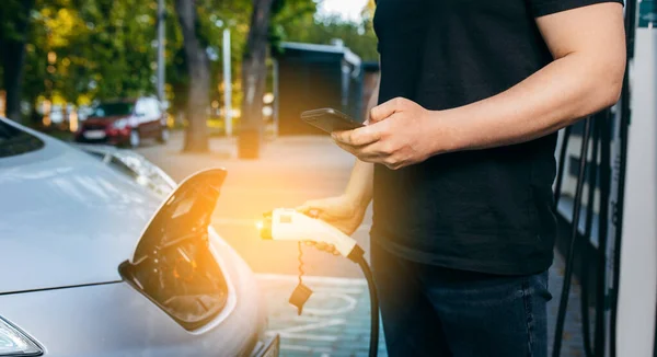 Jeune Homme Voyageant Voiture Électrique Été Ayant Arrêté Station Charge — Photo