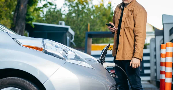 Jeune Homme Voyageant Voiture Électrique Été Ayant Arrêté Station Charge — Photo