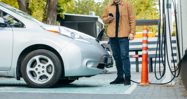 Jeune Homme Voyageant Voiture Électrique Été Ayant Arrêté Station Charge — Photo