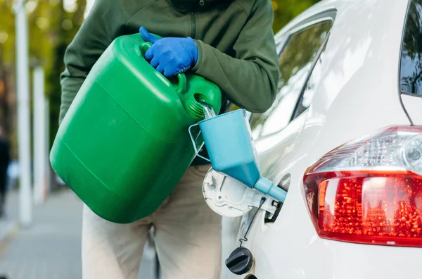 Jeune Homme Verse Essence Dans Réservoir Carburant Vide Partir Une — Photo