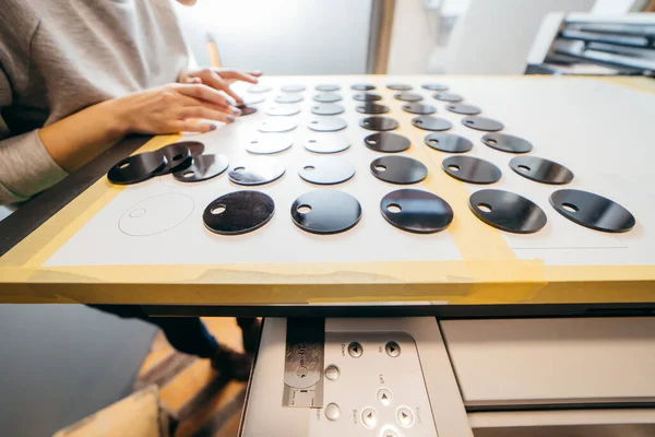 Plastik boş, siyah numaralı gardırop. Büyük biçim Flatbed UV yazıcısı