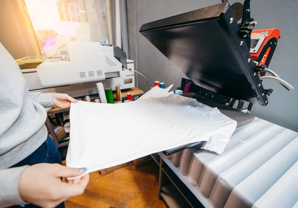 Kumaş üzerine resim yazdırmak için masaüstü termometresi.