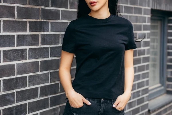 Siyah Tişört Giyen Şık Esmer Kız Sokak Ortasında Poz Veriyor — Stok fotoğraf