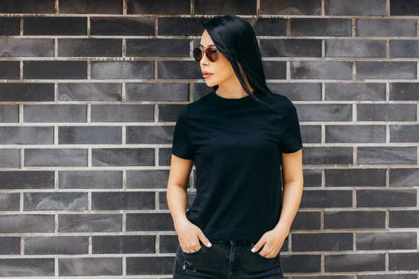 时尚的黑发亚洲女孩穿着黑色T恤 面对街道摆姿势 都市服装风格 街头摄影 — 图库照片