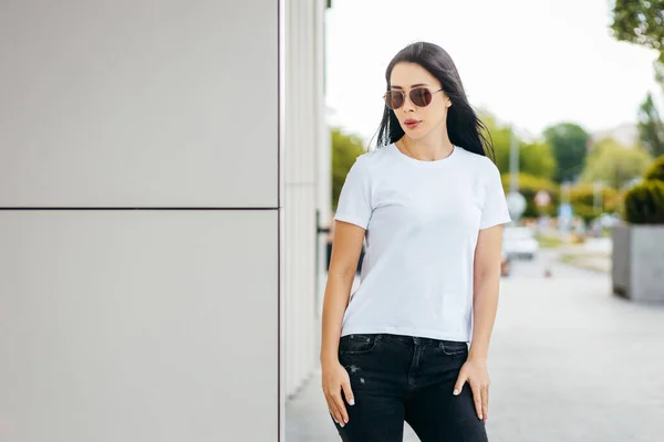 Elegante Chica Asiática Morena Con Camiseta Blanca Gafas Sol Posando — Foto de Stock