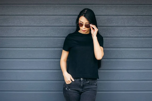 Elegante Chica Asiática Morena Con Camiseta Negra Posando Contra Calle — Foto de Stock