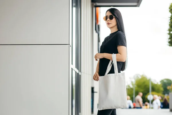 Sokaktaki Genç Asyalı Manken Kız Elinde Beyaz Bir Çanta Tutuyor — Stok fotoğraf