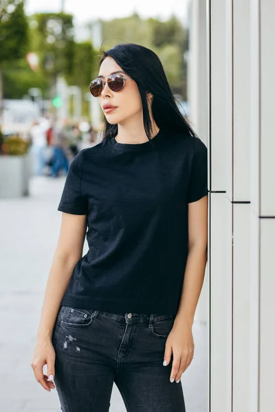 Stijlvol Brunette Aziatisch Meisje Draagt Zwart Shirt Poseren Tegen Straat — Stockfoto