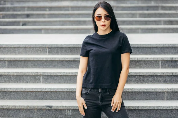 Elegante Chica Asiática Morena Con Camiseta Negra Posando Contra Calle — Foto de Stock