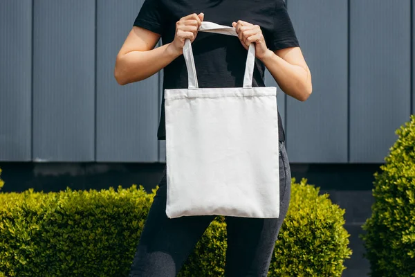 Joven Modelo Asiático Chica Calle Sosteniendo Blanco Eco Bolso Maqueta — Foto de Stock