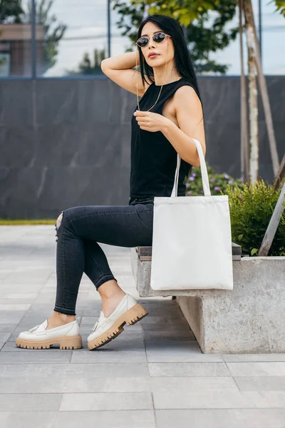 Jovem Modelo Asiático Menina Rua Segurando Branco Eco Bag Mock Fotografias De Stock Royalty-Free